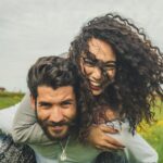 Muž a žena v intimním objetí symbolizujícím důvěru a vyřešenou předčasnou ejakulaci